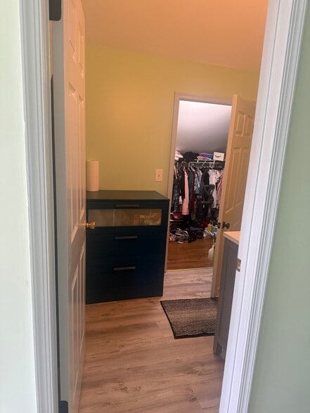 Upstairs bath with walkin closet - 4193 Nantucket Dr