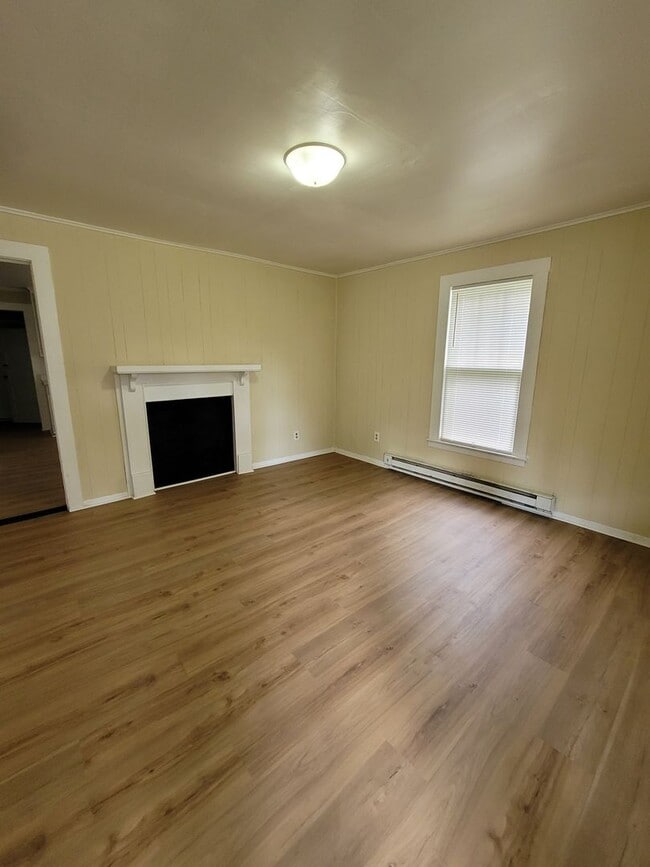 Building Photo - Cute 2 BR House