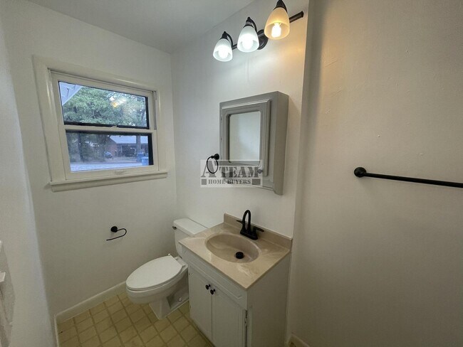 Building Photo - Newly updated 3 Bedroom 2 Bath located in ...