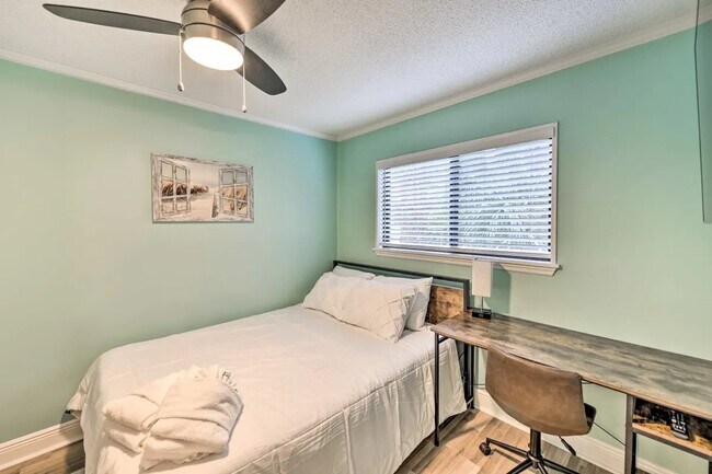 Building Photo - Charming 2 Bed/2 Bath Condo in Hilton Head...