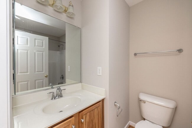 Building Photo - Well-maintained townhouse in Richmond