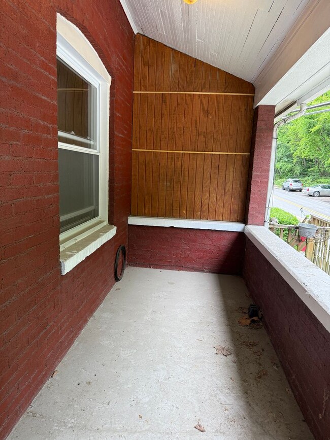 Building Photo - Newly Remodeled 2-Bedroom Townhouse