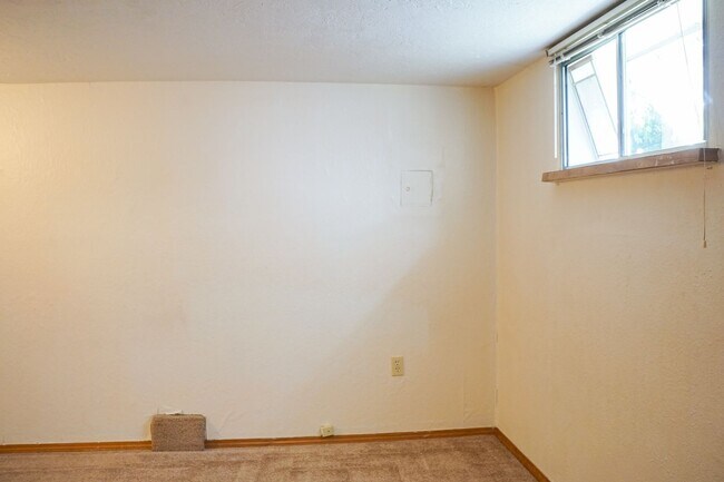 Building Photo - Great NW Location: Spacious 1 Bedroom Ready Now!