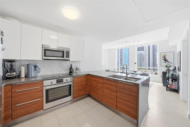 Building Photo - 601 NE 27th St