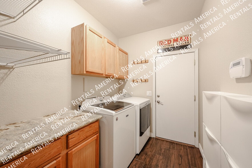 Building Photo - 3920 E Remington Dr