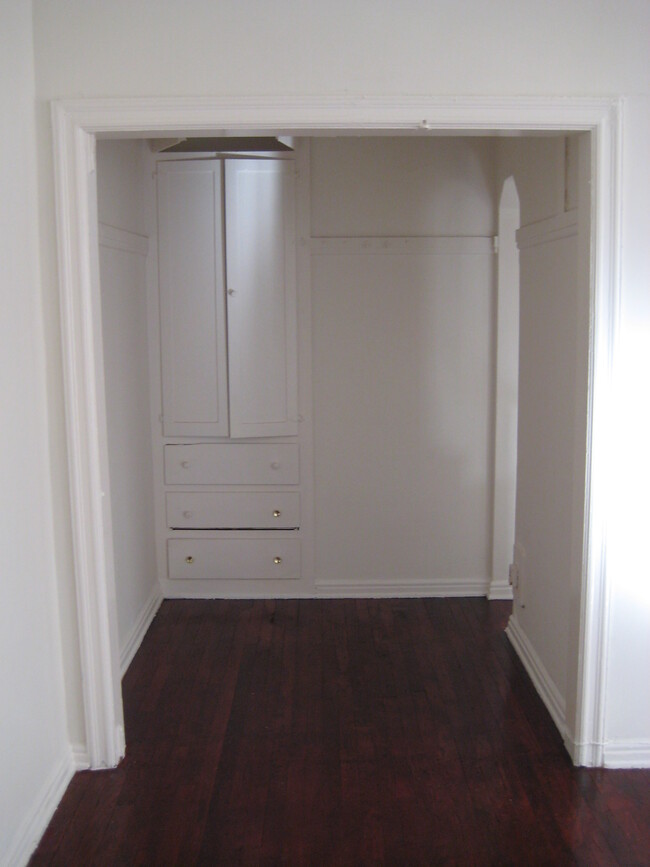 Walk In Closet - 1427 N Kingsley Dr