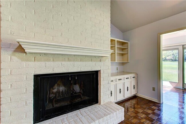 Building Photo - 11121 Pinehurst Dr