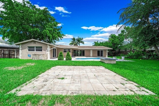 Building Photo - 4021 Bayview Dr
