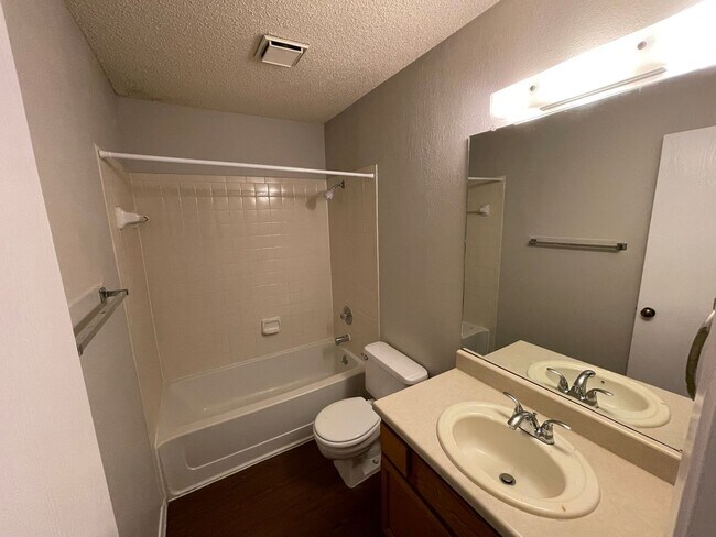 Building Photo - 513 Sierra Cove