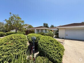 Building Photo - Spacious 4 bedroom 2 bath home located in ...