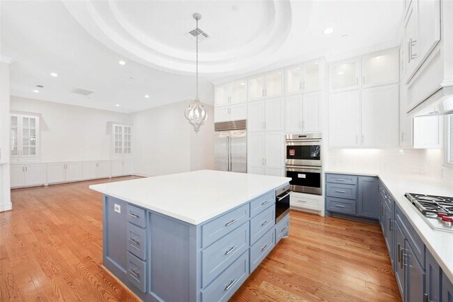 Building Photo - 201 Mayerling Dr