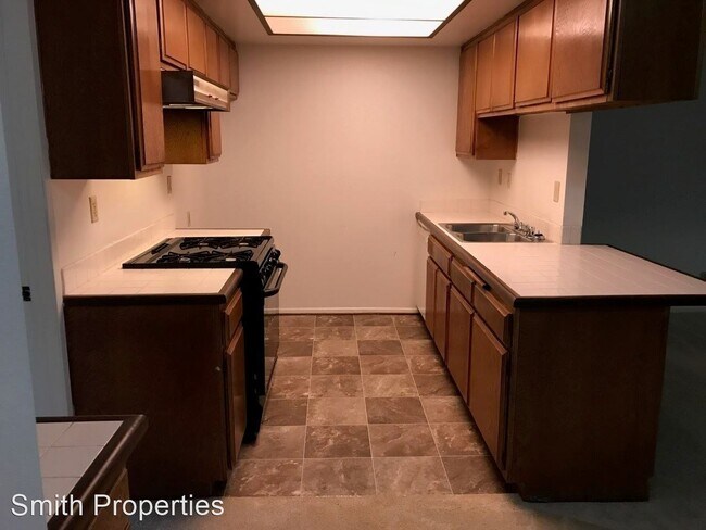 Building Photo - 1865 Plaza del Amo