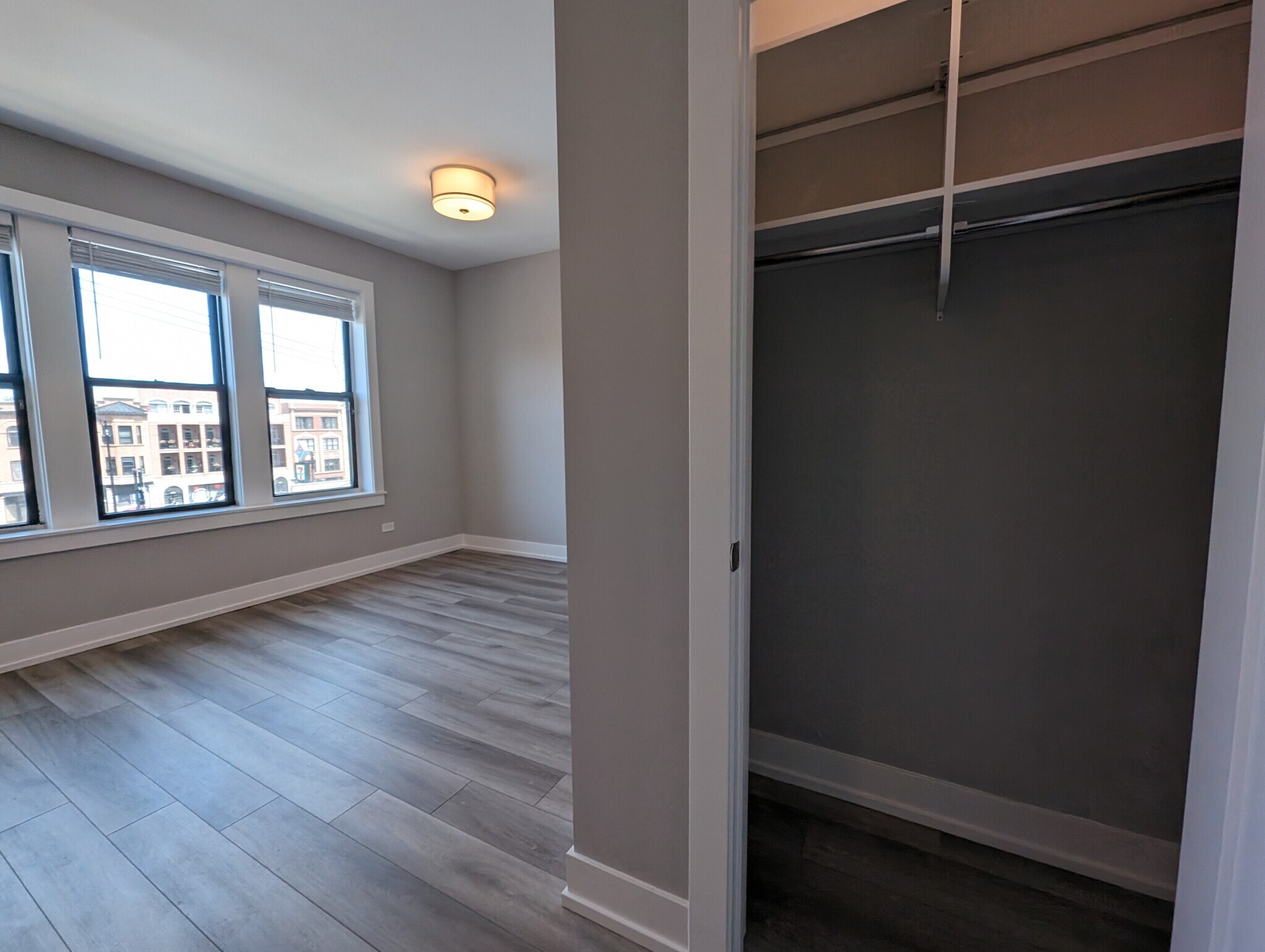 Building Photo - 3935 N Janssen Ave