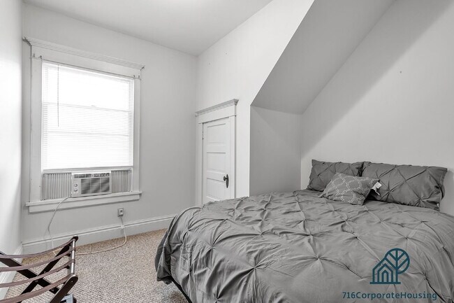 Building Photo - Furnished 3-Bedroom Lower Apartment on Bird Ave
