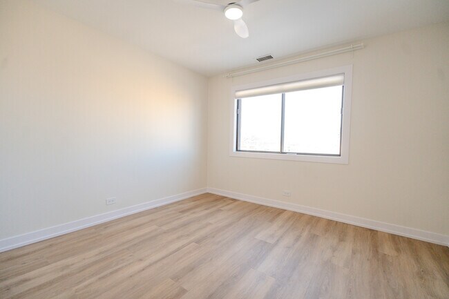 Building Photo - 2740 W Farragut Ave