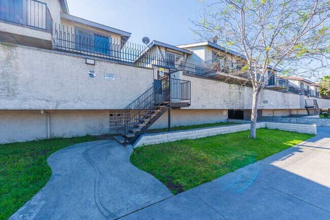 Building Photo - 1239 W Rosecrans Ave
