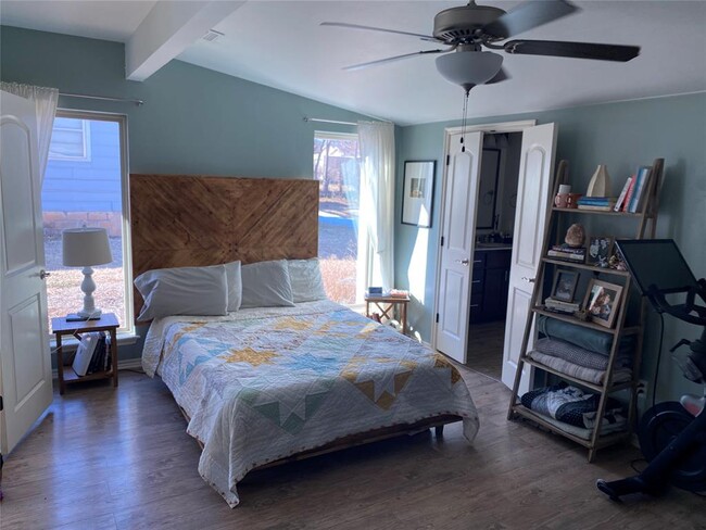 Building Photo - 1633 NE 11th St