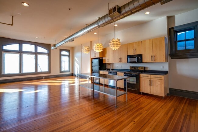 Building Photo - Spacious Newport Loft