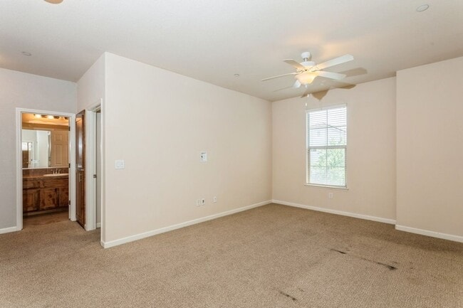 Building Photo - Gorgeous Roseville Home in Gated Community!