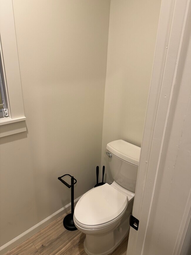 Building Photo - 1612 N Star Ave