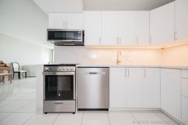 Building Photo - 20335 W Country Club Dr