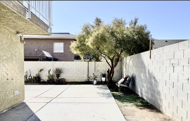 Building Photo - HIVE SUMMER MOVE-IN SPECIAL: DOWNSTAIRS CONDO | RECENLY REHABBED 2 BEDROOM 1 BATH | ACROSS FROM C...