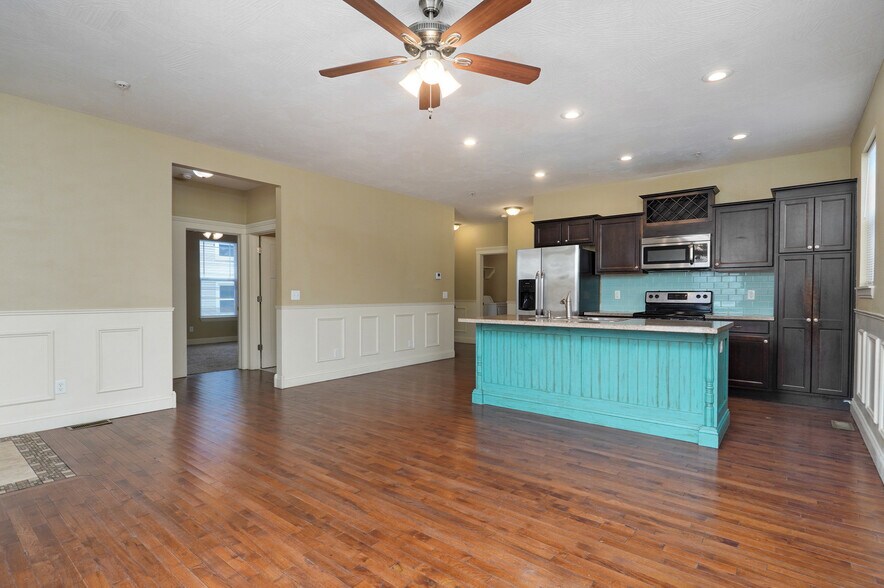 Building Photo - 1046 E Walnut St