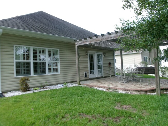 Building Photo - 3 bedroom home located in lovely Sugar Mil...