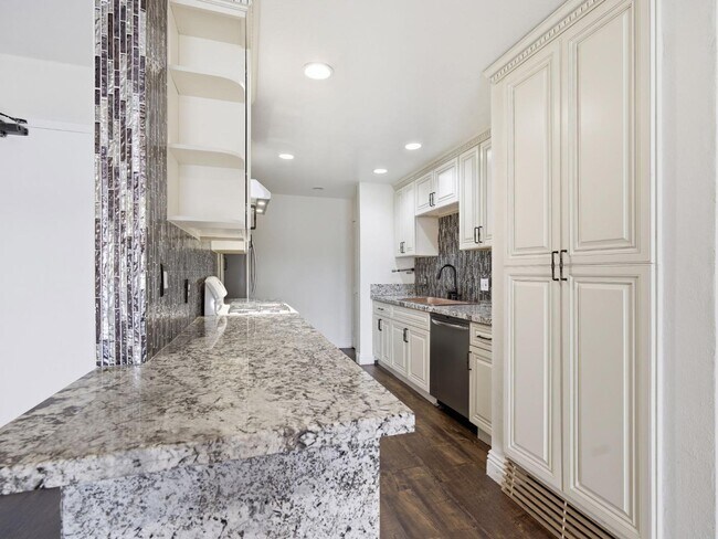 Building Photo - 1940 Highland Oaks Dr