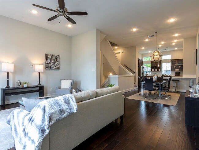 Building Photo - 1027 W 24th St