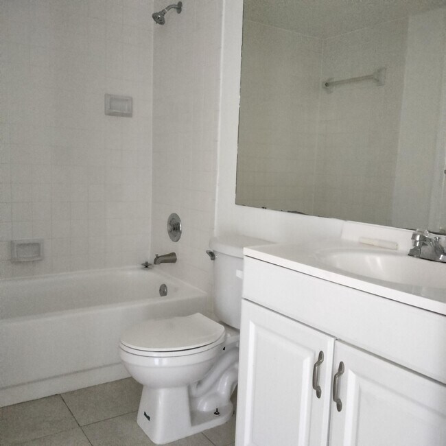 Building Photo - 17101 Glenmoor Dr