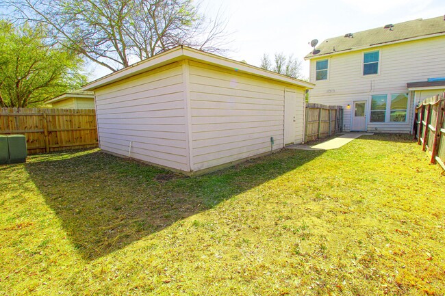 Building Photo - 10216 Lateleaf Oak