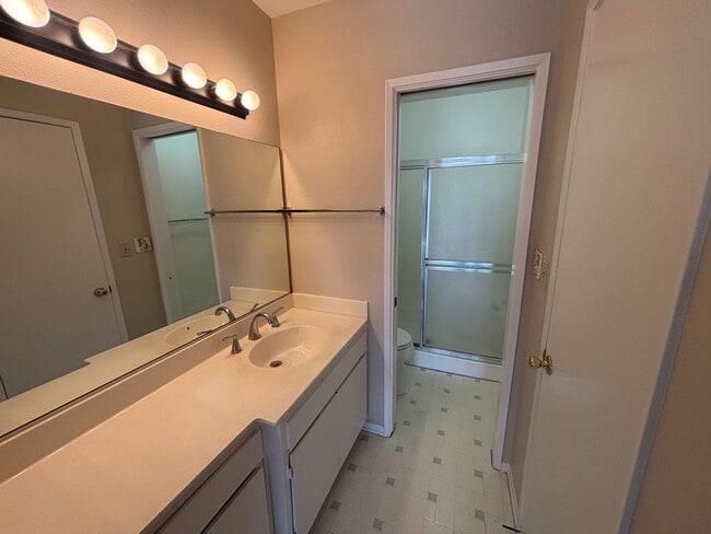 Building Photo - Beautiful 3-Bedroom Townhome in Chatsworth!