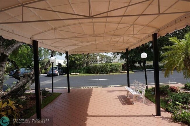 Building Photo - 2901 S Palm Aire Dr