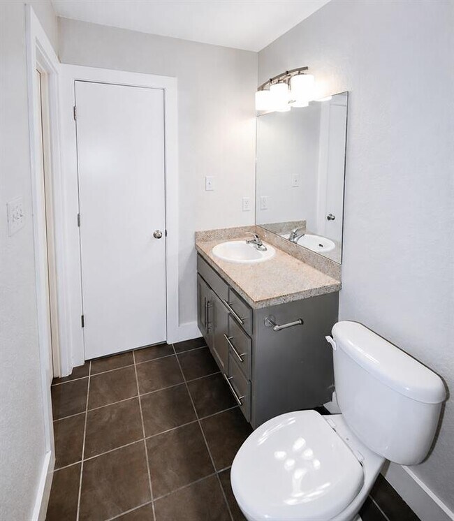 Building Photo - 1302 Danbury Square