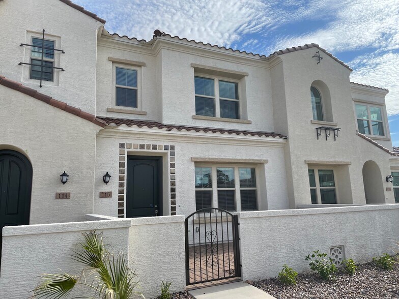 Building Photo - 4077 S Sabrina Dr