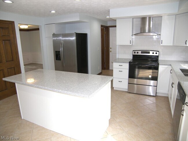 Building Photo - 32156 S Roundhead Dr