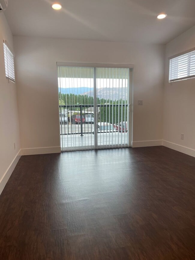 Building Photo - Now renting Brand new 1 bedroom 1.5 bathroom Executive Townhome