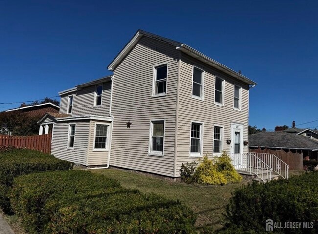 Building Photo - 139 Main St