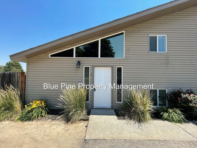 Primary Photo - 1201 N Skyline Dr