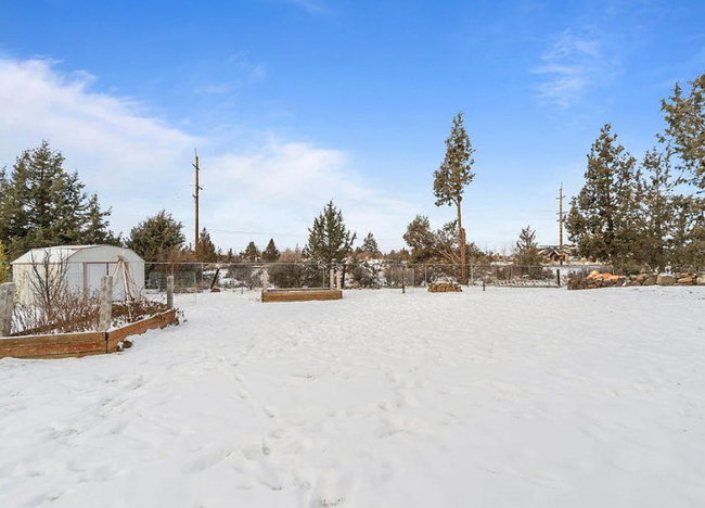 Building Photo - Charming 3 Bedroom home with expansive bac...