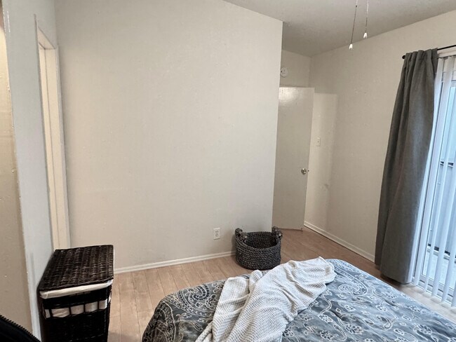 Building Photo - 10519 Chandler Blvd