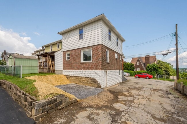 Building Photo - Stunning 2 bedroom home in North Braddock ...