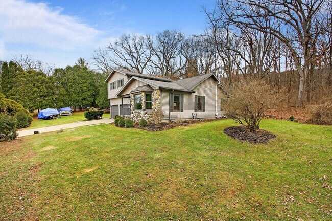 Building Photo - N7024 Oakwood Rd