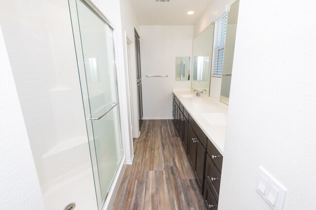 Building Photo - Amazing 3 Bedroom Condo available now! Totally loaded unit, schedule a tour today!