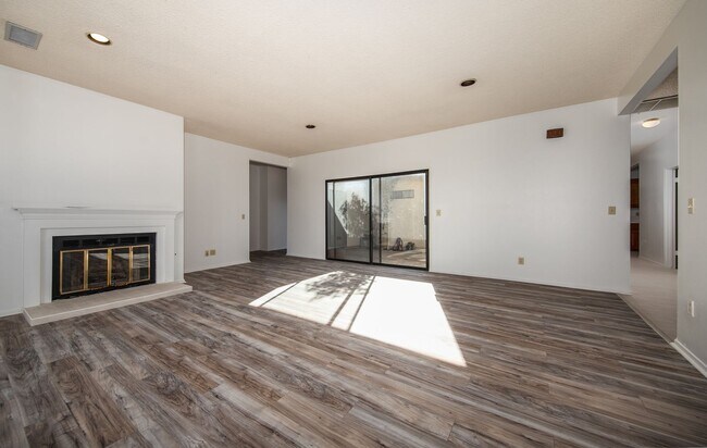 Building Photo - Spacious 4 Bedroom 3.5 Baths with Views!!