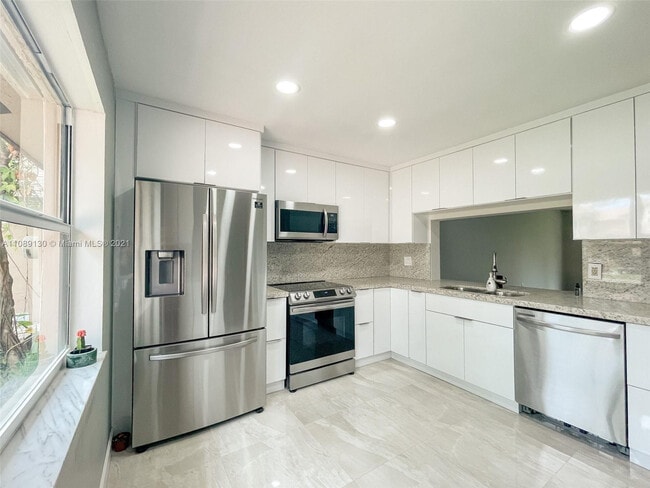 Building Photo - 228 Lakeside Cir