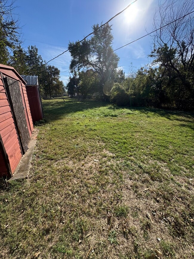 Building Photo - 3400 SE 20th St