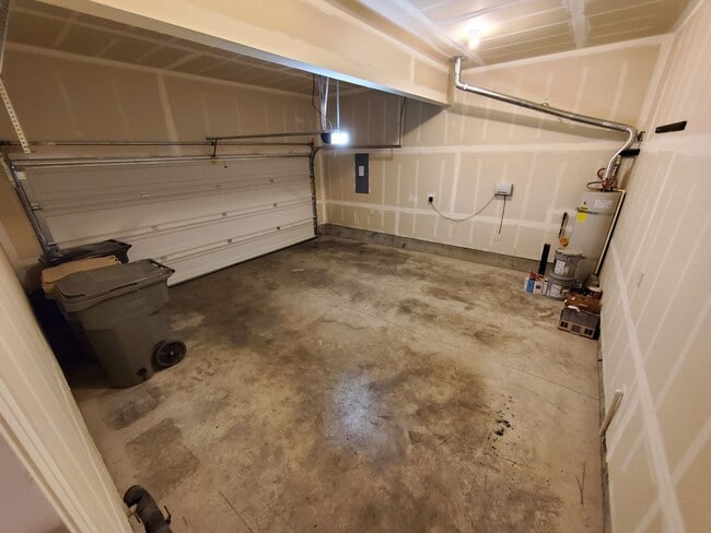 Building Photo - Dog Friendly 4 Bed, 3 Bath Home in North Albany!