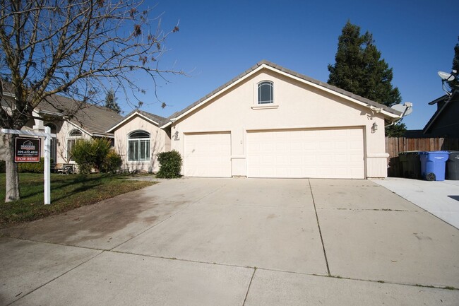 Building Photo - Spacious 4-bedroom 2-Bath